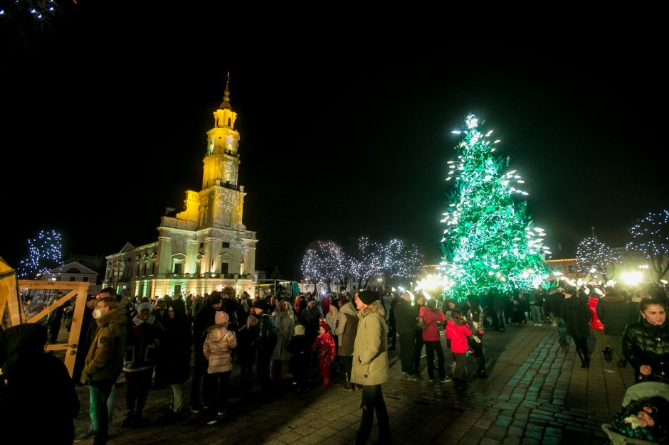 Para po Kauno žaliaskarės įžiebimo: miestiečiai ir svečiai prie eglutės plūsta būriais