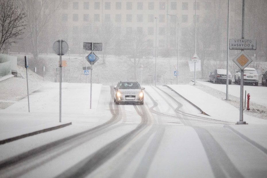 Kelininkai: didžiojoje šalies dalyje sninga, eismo sąlygos – sudėtingos