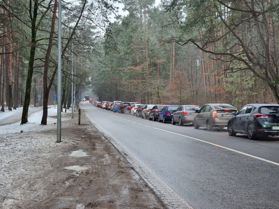 Prie mobilaus punkto spūstyse vėl strigę kauniečiai: susirgimų COVID-19 rekordų tikrai bus daugiau