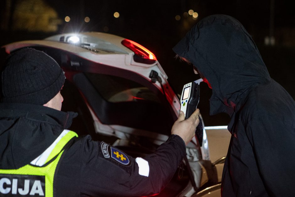 Autostradoje pareigūnams įkliuvo iki žemės graibymo girtas vairuotojas