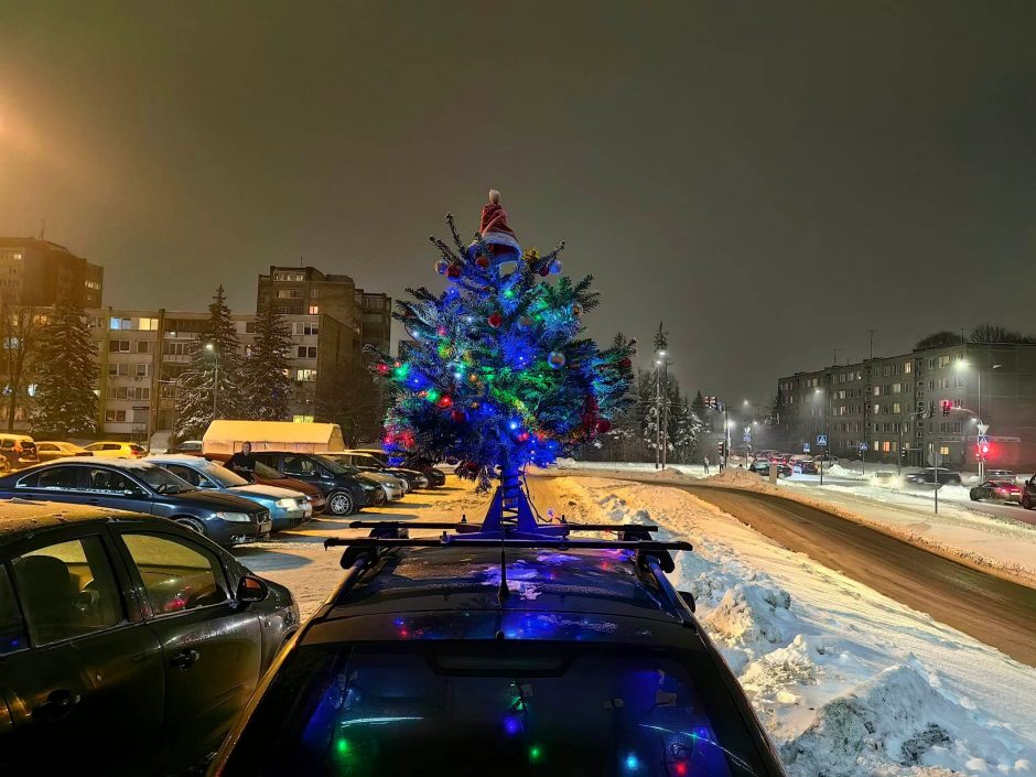Kalėdos – visur: šviečiančiai eglutei vietos rado ant automobilio stogo