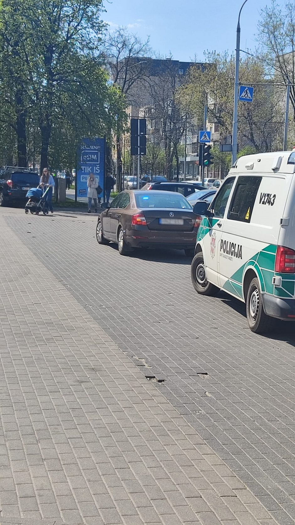 Varškės sūrelius nugvelbęs vyras spruko į gatvę ir atsitrenkė į automobilį: prireikė medikų