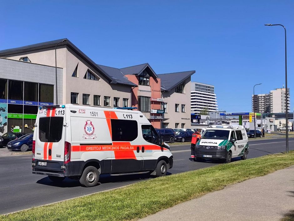Šiltojo sezono grimasos: po susidūrimo dviratininkui prireikė medikų pagalbos