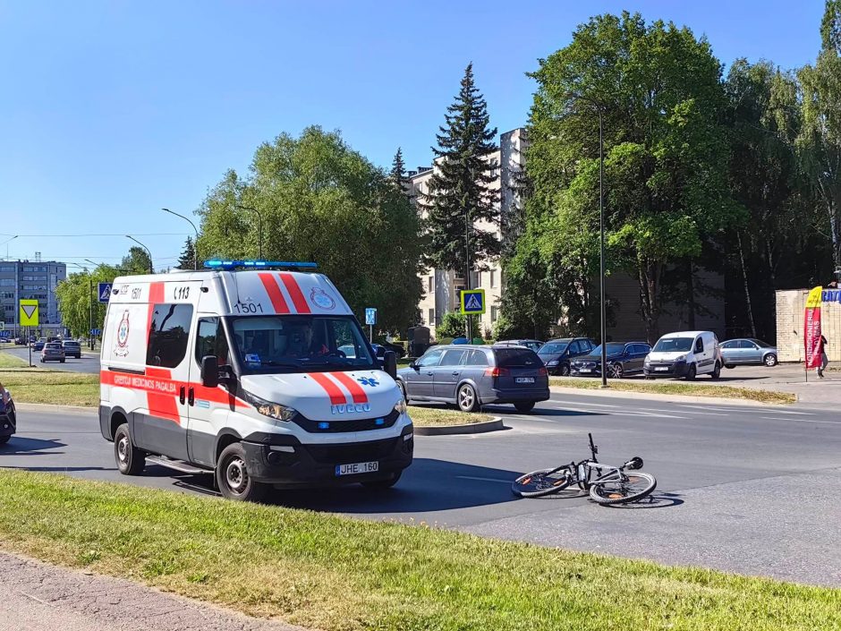 Šiltojo sezono grimasos: po susidūrimo dviratininkui prireikė medikų pagalbos
