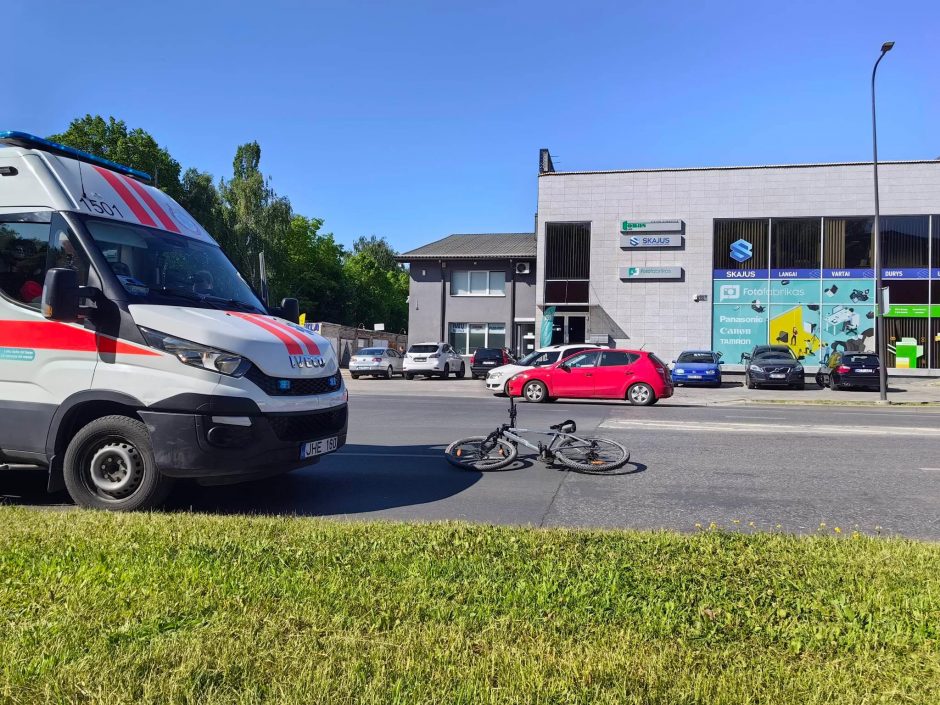 Šiltojo sezono grimasos: po susidūrimo dviratininkui prireikė medikų pagalbos