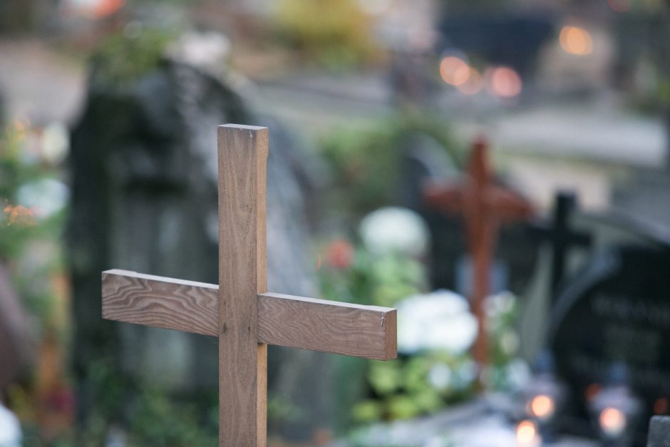 Vilniaus rajono kapinėse liepsnojo kryžius