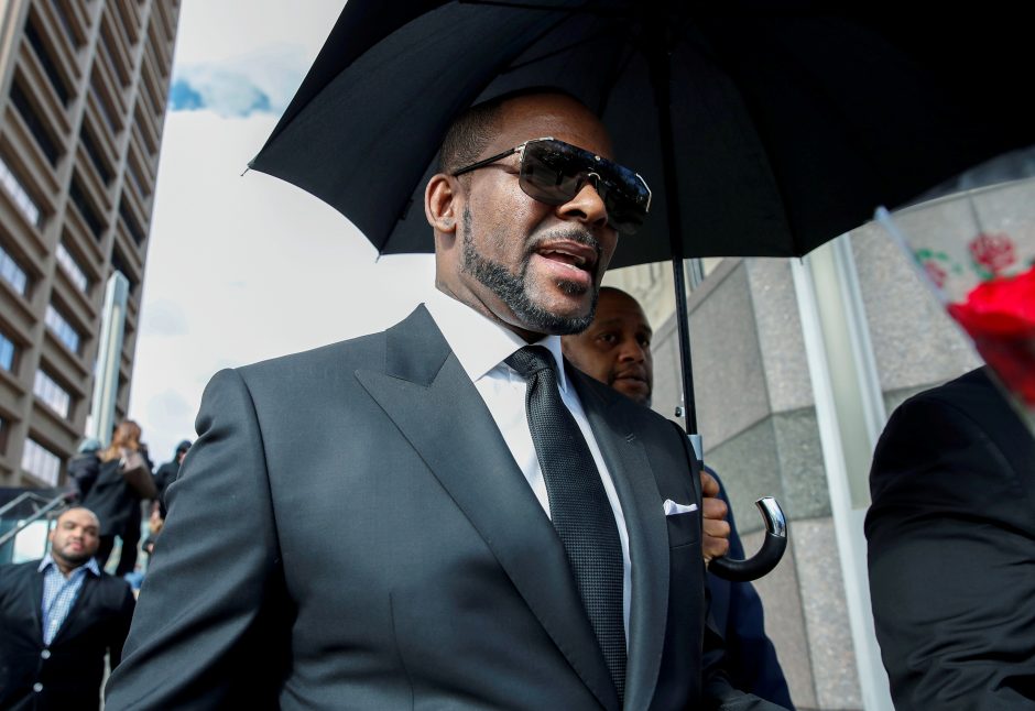 Dainininkas R. Kelly suimtas dėl vaikų pornografijos ir kitų kaltinimų 