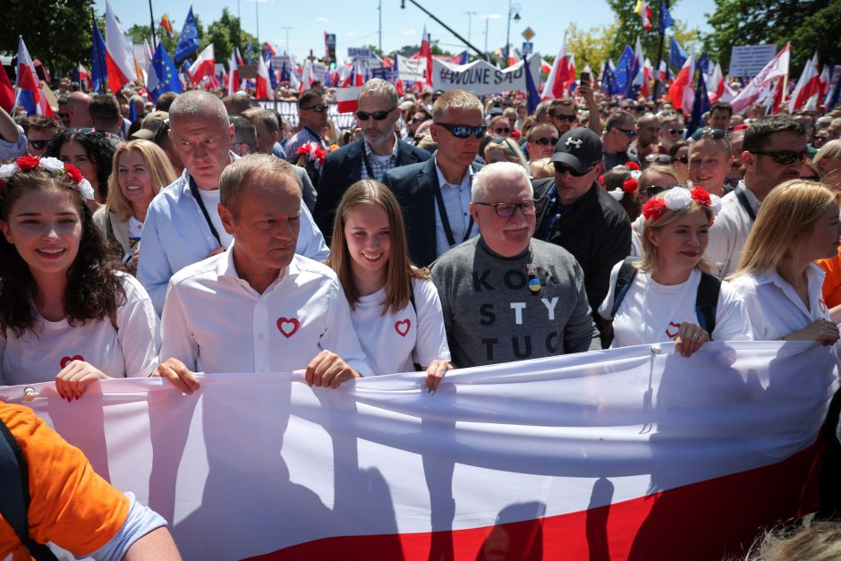 Organizatoriai: pusė milijono lenkų prisijungė prie antivyriausybinio protesto Varšuvoje