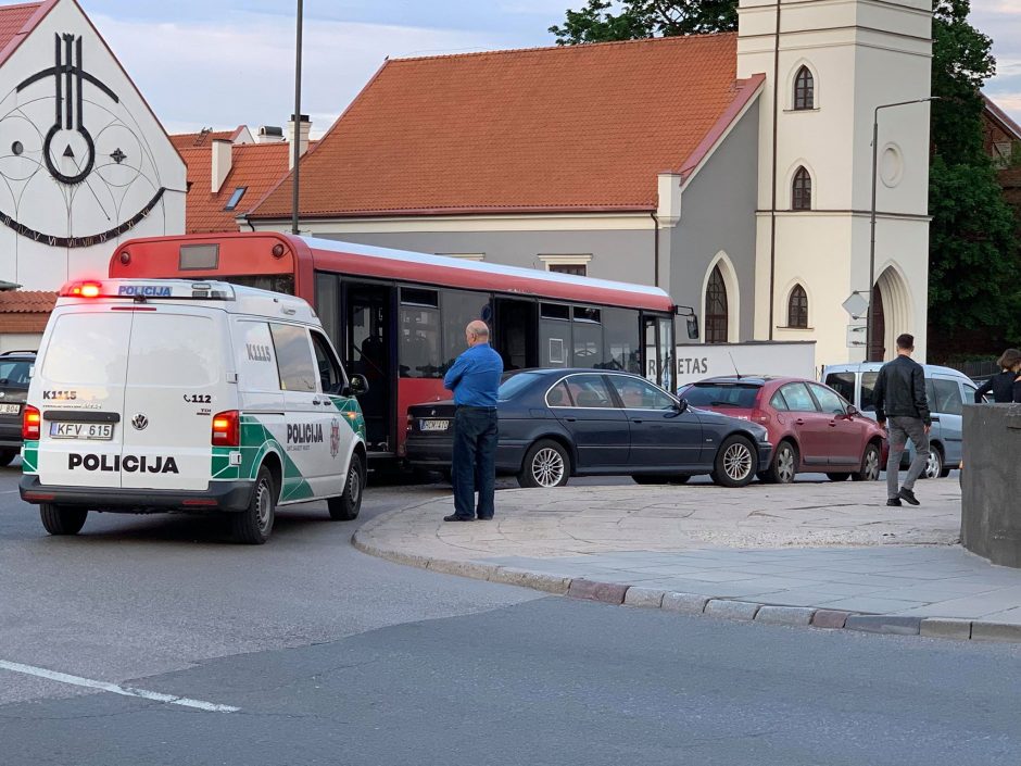 Kaune – masinė avarija: autobusas kliudė BMW, šis – kitas mašinas