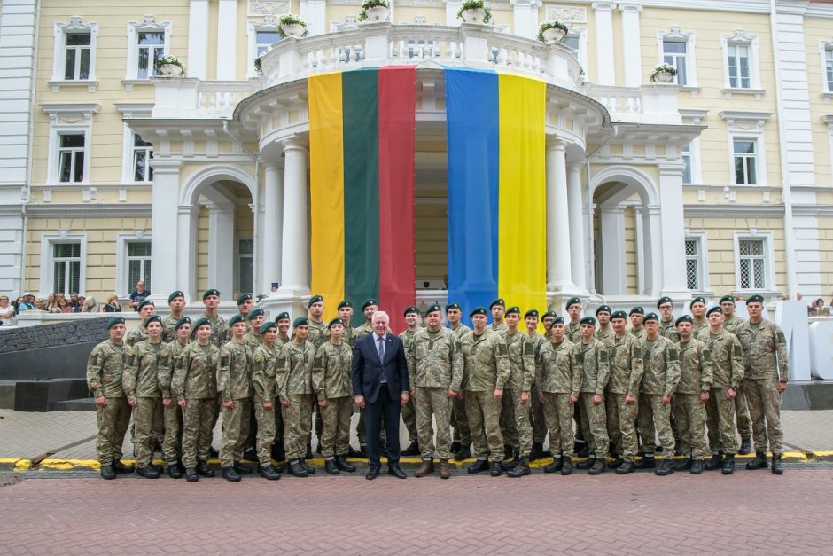 Jaunesniųjų karininkų vadų mokymų absolventams suteiktas pirmasis karininko laipsnis