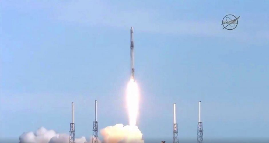 „SpaceX“ paleido kartą jau panaudotą raketą ir krovinių kapsulę