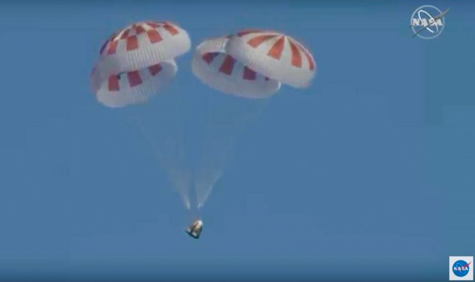 Naujos Amerikos astronautų kapsulės paskutinis išbandymas: nukrito į  vandenyną