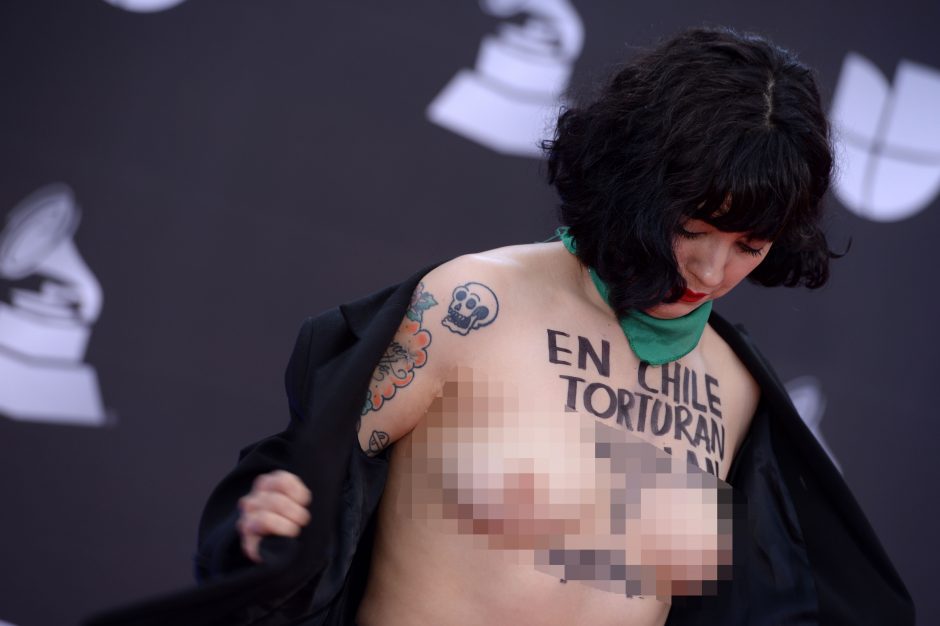 Ant „Grammy“ kilimo dainininkė Mon Laferte demonstravo apnuogintas krūtis