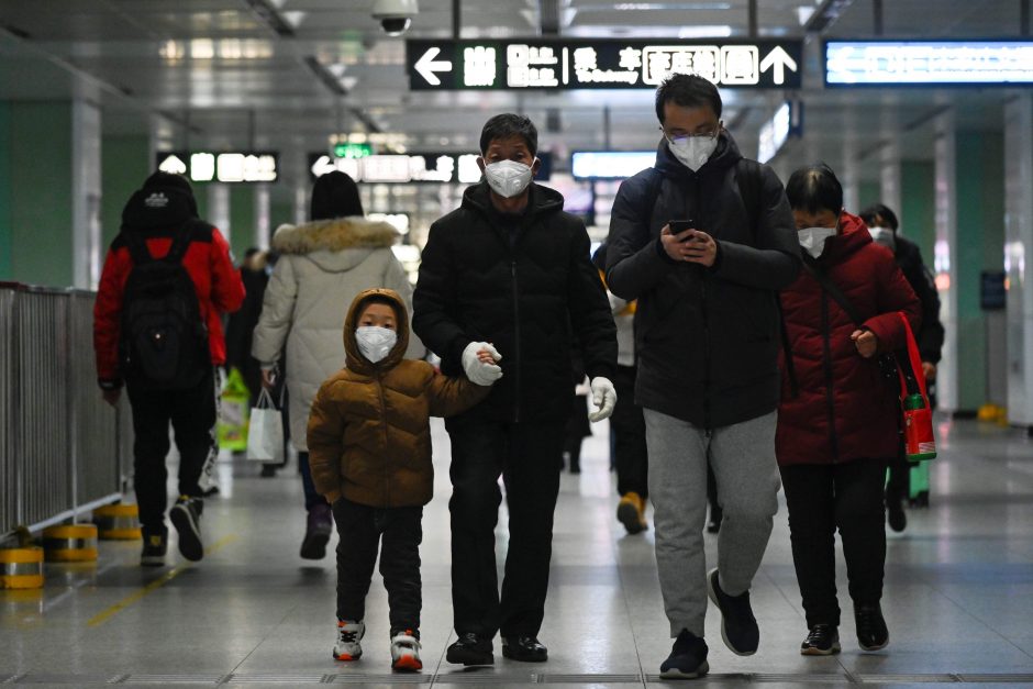 Daugėja aukų: Kinija perspėja, kad naujasis virusas gali plisti