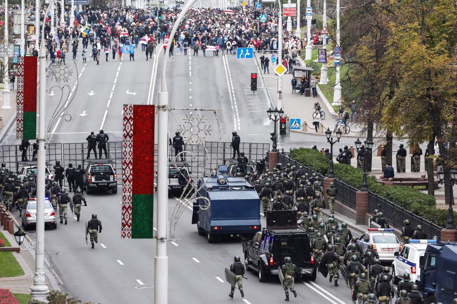 Paskutinę opozicijos ultimatumo dieną A. Lukašenkos rezidenciją saugo šarvuočiai