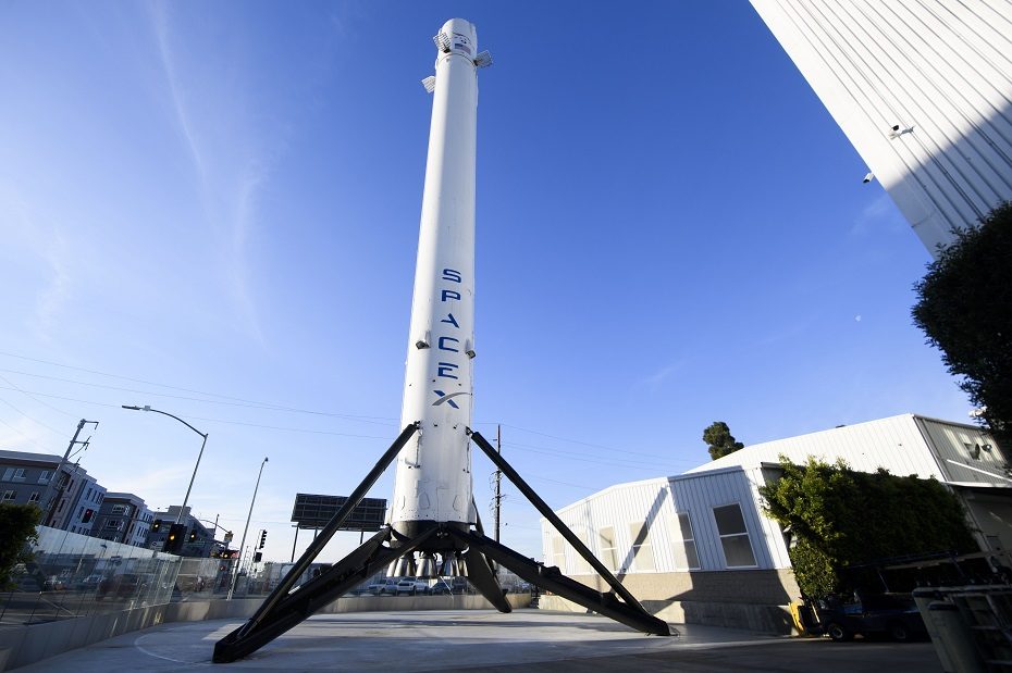 „SpaceX“ paleido raketą su 60 interneto ryšio palydovų