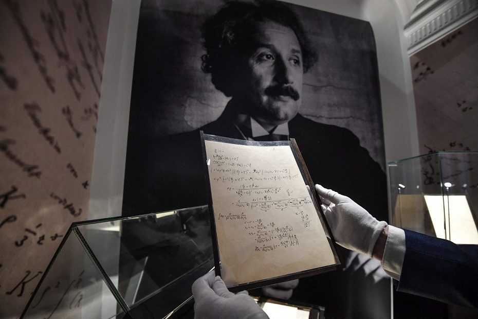 Reti A. Einsteino rankraščiai parduoti Paryžiaus aukcione už rekordinę sumą