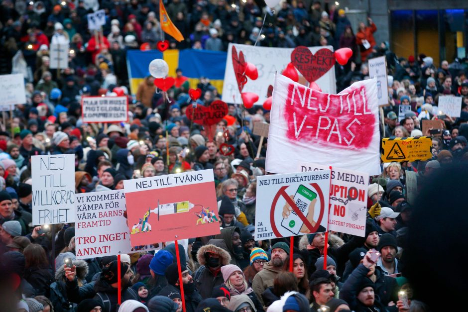 Europos sostinėse tūkstančiai žmonių protestavo prieš skiepų pasus