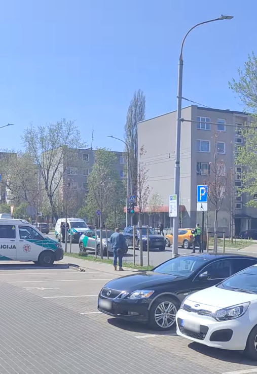 Varškės sūrelius nugvelbęs vyras spruko į gatvę ir atsitrenkė į automobilį: prireikė medikų