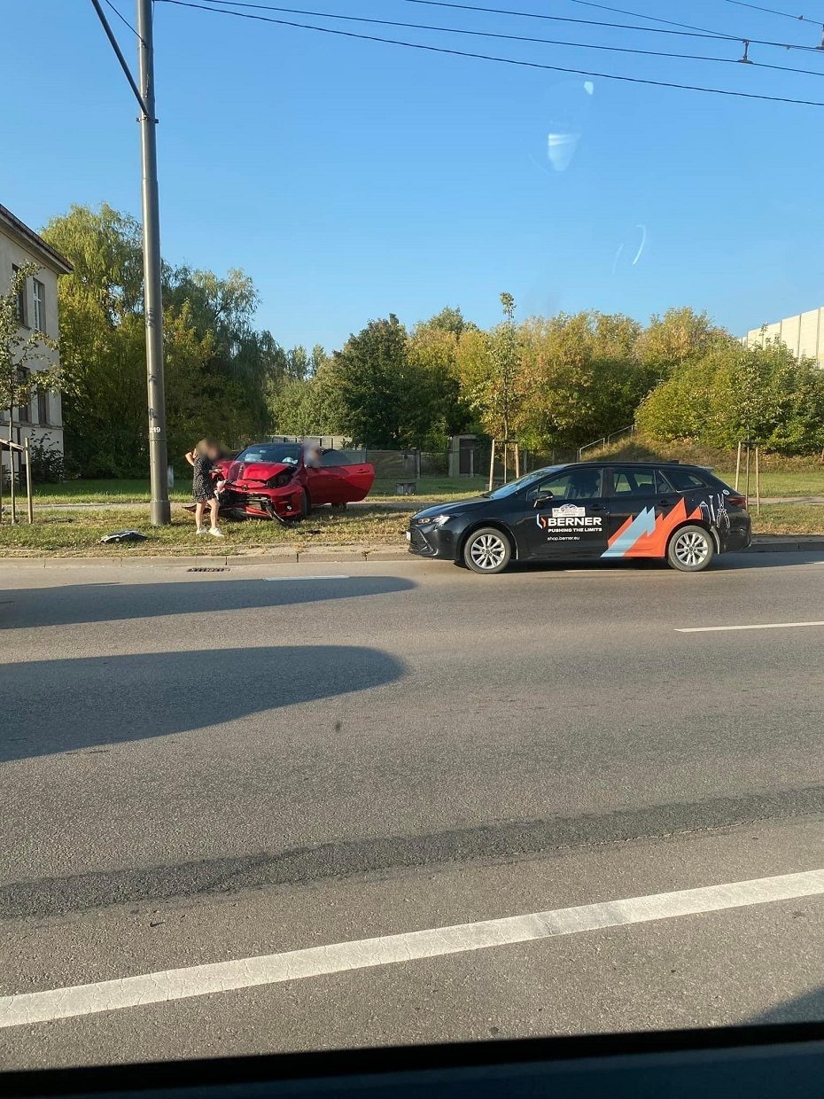 Raudondvario plente – avarija: vairuotojas išvežtas į Kauno klinikas