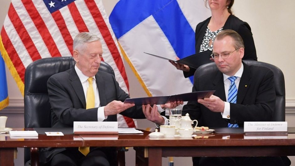 Švedija ir Suomija pasirašė gynybos susitarimą su JAV