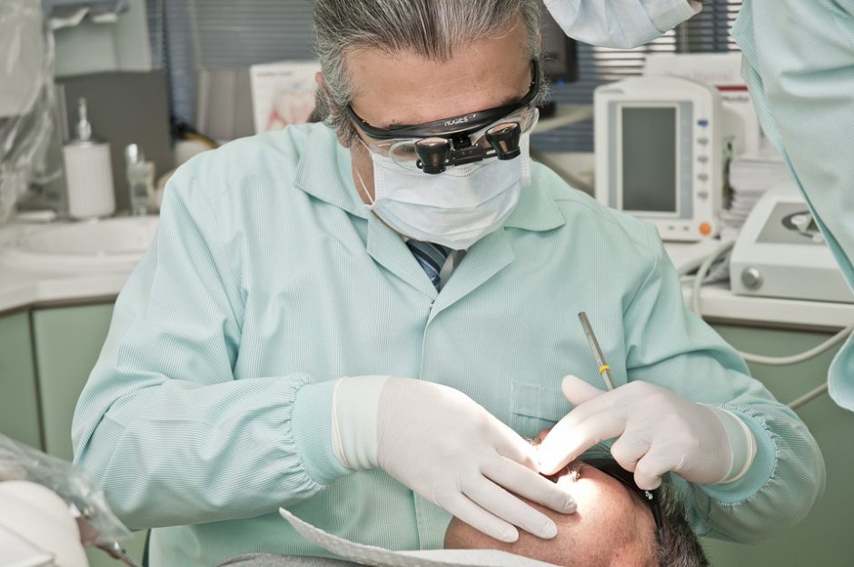 Ligonių kasos ramina: dantų protezavimo paslaugos niekur nedings