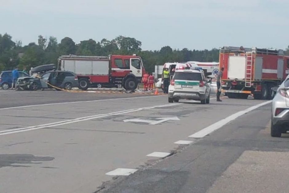 Molėtų plente – skaudi avarija: mergaitė neišgyveno, trys žmonės – medikų rankose