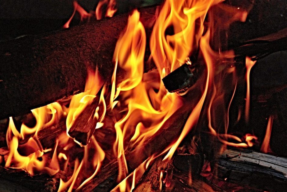 Radviliškio rajone atvira liepsna dega ūkinis pastatas
