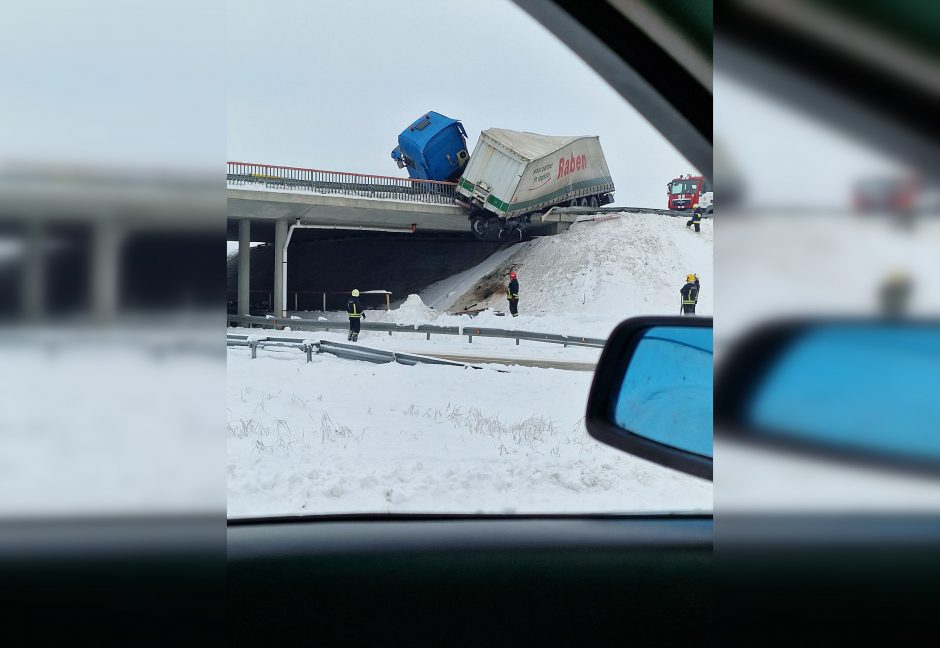 Netoli Šiaulių ant viaduko pavojingai pakrypo vilkikas: vairuotojas – ligoninėje