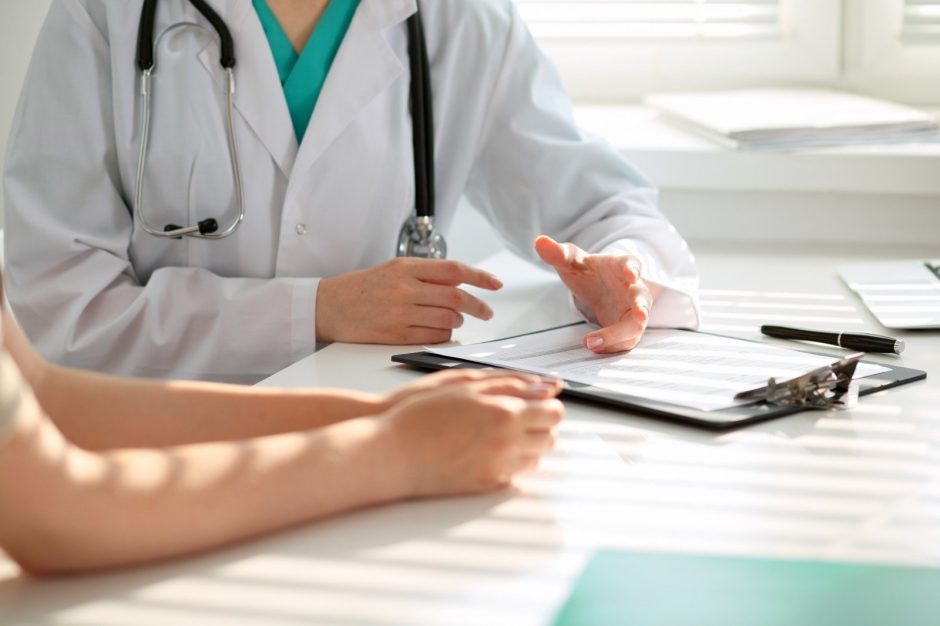 Gydymo įstaigose sumažės procedūrų, kurioms reikia raštiško paciento sutikimo