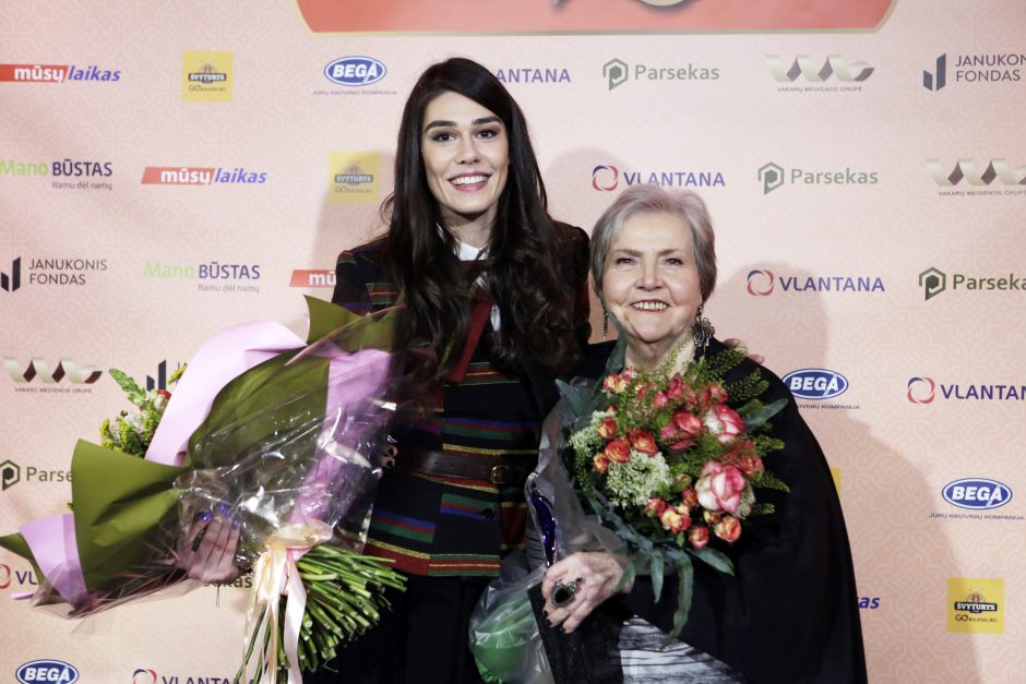 „Metų klaipėdietės“ konkurso finalo iškilmėse – pavasario gėlės ir solidarumas