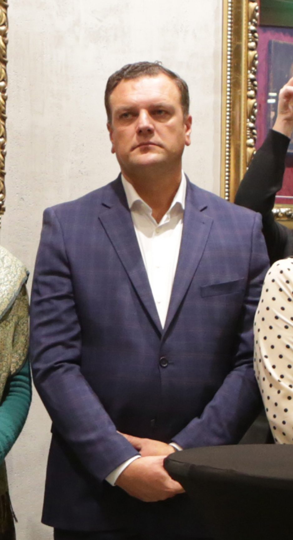 Nusivilkus kunigo sutaną – į merus