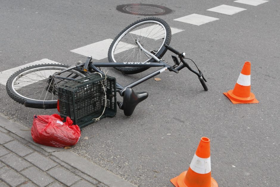 Pėsčiųjų perėjoje dviratininkas pakliuvo po BMW ratais