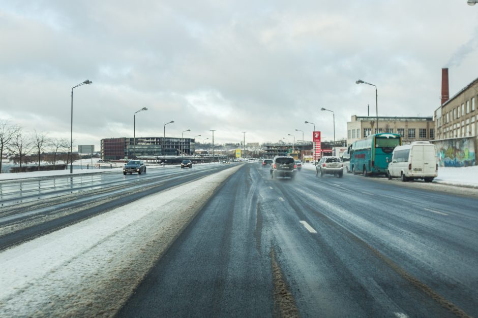 Nepatogumai dėl snygio Kaune: gali vėluoti viešasis transportas