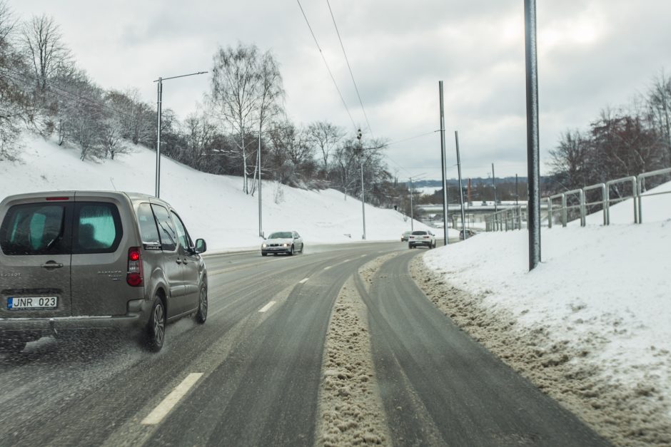 Nepatogumai dėl snygio Kaune: gali vėluoti viešasis transportas