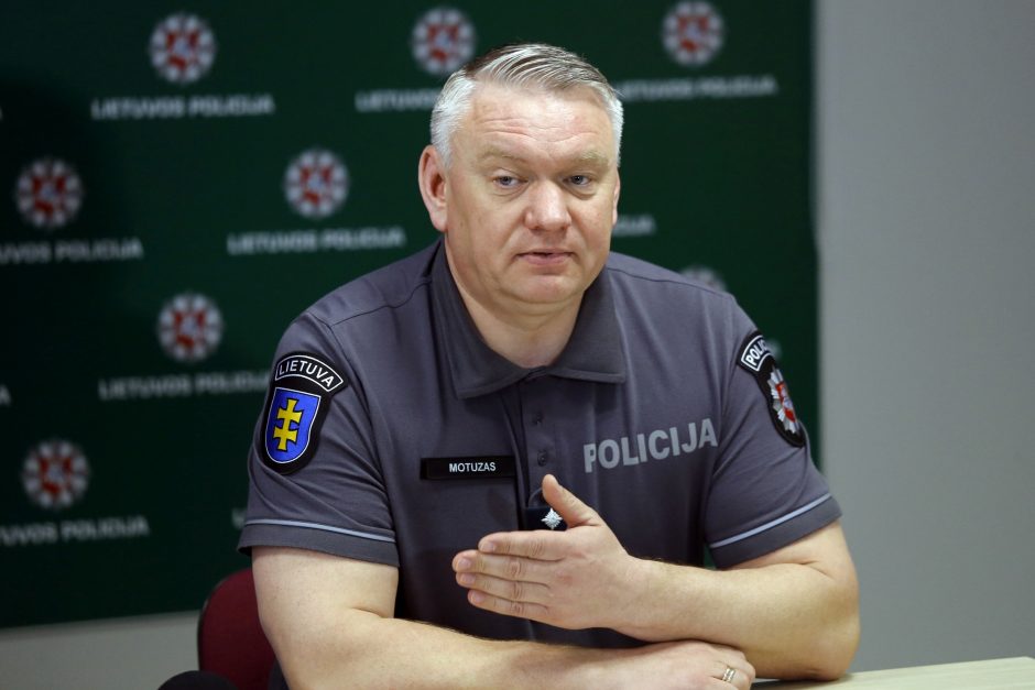 Televizijos žvaigždėmis tapę pareigūnai S. Olšauskas ir V. Sedleckis atsisveikino su tarnyba