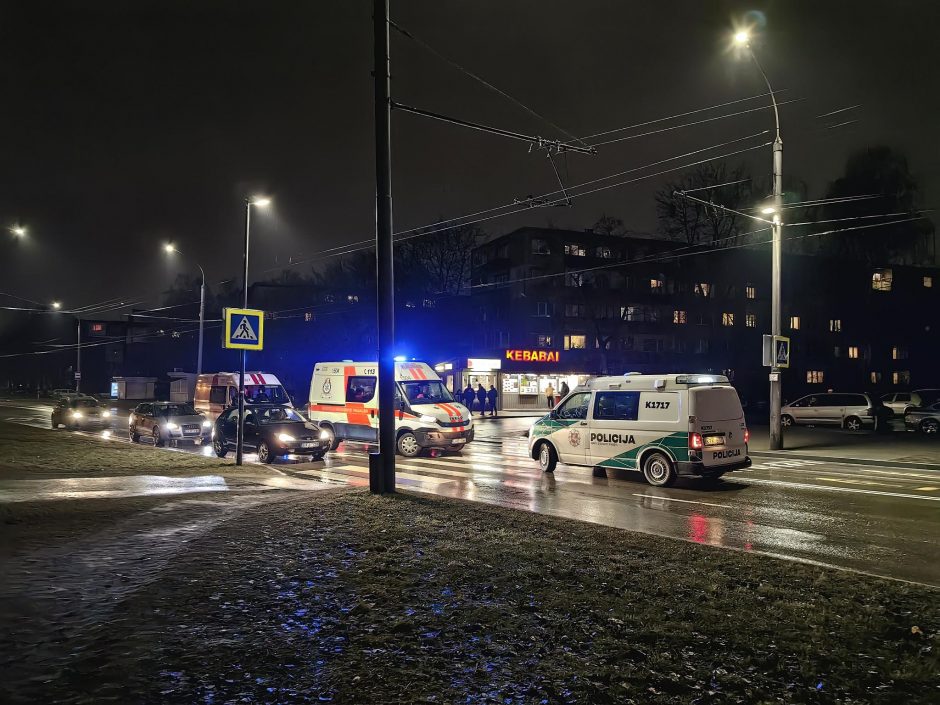 Kaune automobilis partrenkė pėsčiąją: ji dėl galvos traumos išvežta į ligoninę