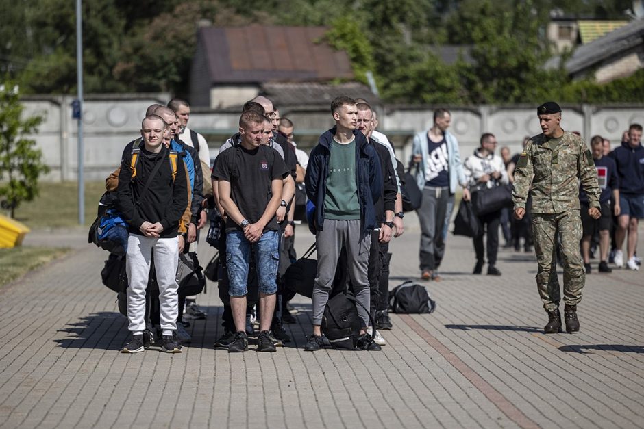 Karinius vienetus Lietuvoje papildė per 750 šauktinių