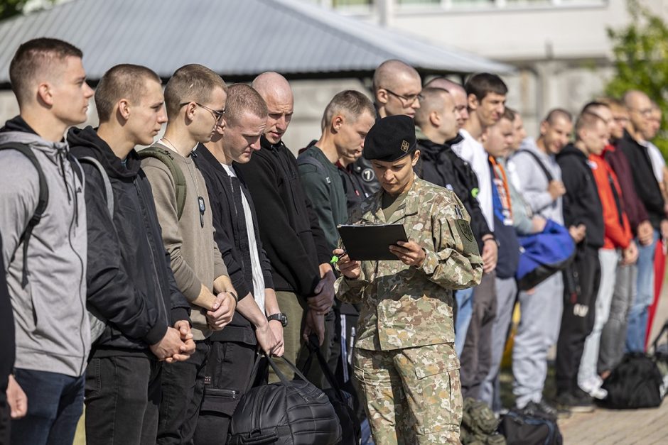 Karinius vienetus Lietuvoje papildė per 750 šauktinių