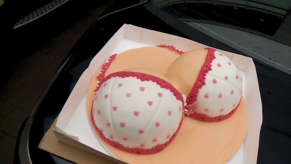 E. Petrauskas krūtis pasididinusiai žmonai įteikė naujas formas atkartojantį tortą