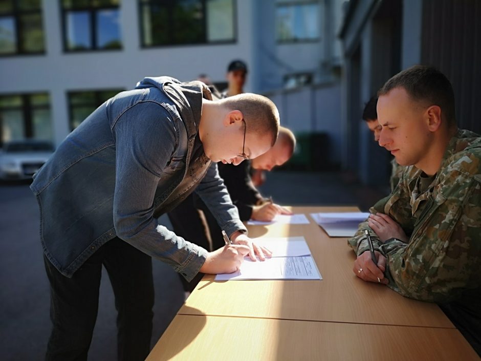 Karinius vienetus Lietuvoje papildė per 750 šauktinių