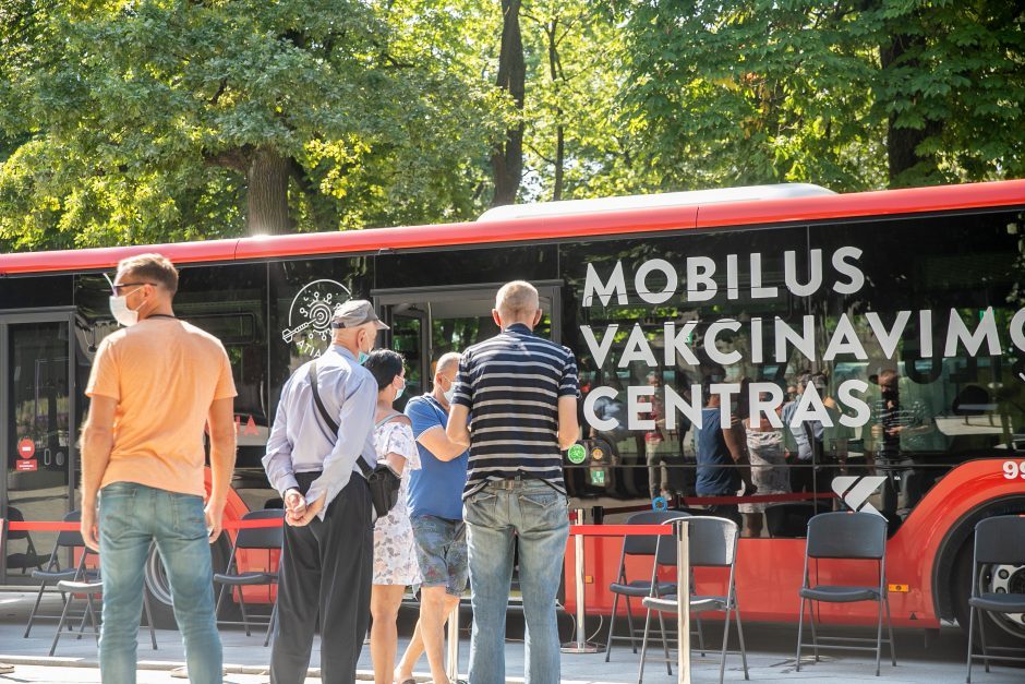 Mobilūs skiepų autobusai spartina vakcinacijos tempus daugelyje šalies vietovių
