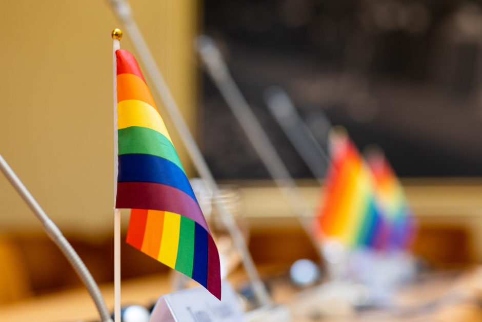 Ministerija inicijuoja kreipimąsi į KT dėl draudimo skatinti LGBTIQ šeimos sampratą