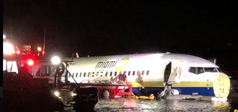 Keleiviniam lėktuvui nuslydus į upę nukentėjo dešimtys žmonių