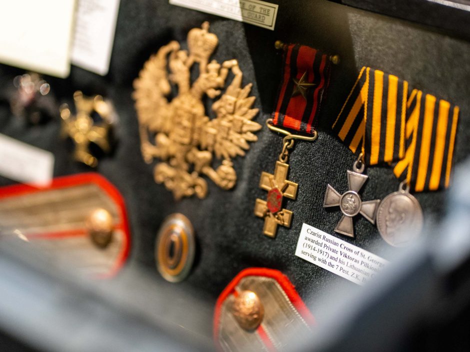 Išeivijos lietuvis, buvęs FTB agentas dovanoja muziejinius eksponatus ir atidaro jų parodą