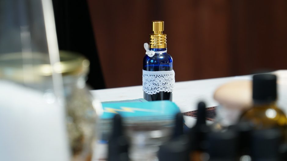 Gundo žiūrovų jusles: parfumerė sukūrė spektaklio „Pavojingi ryšiai“ kvapą