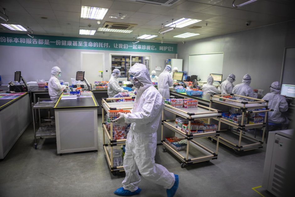 Po poros mėnesių Kinija žada pradėti koronaviruso vakcinos klinikinius tyrimus