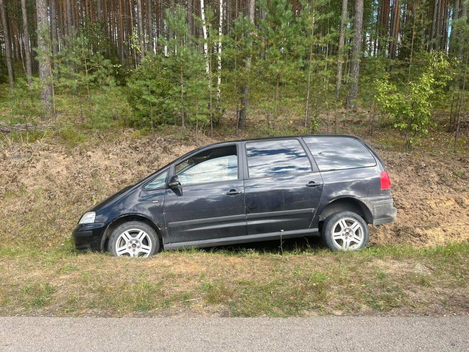 Varėnos rajone nuo kelio nuvažiavo automobilis: keleivis prarado sąmonę