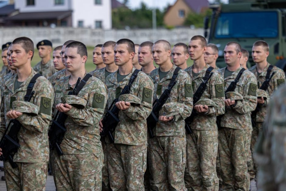 Įvairiuose šalies miestuose prisiekė 900 šauktinių karių