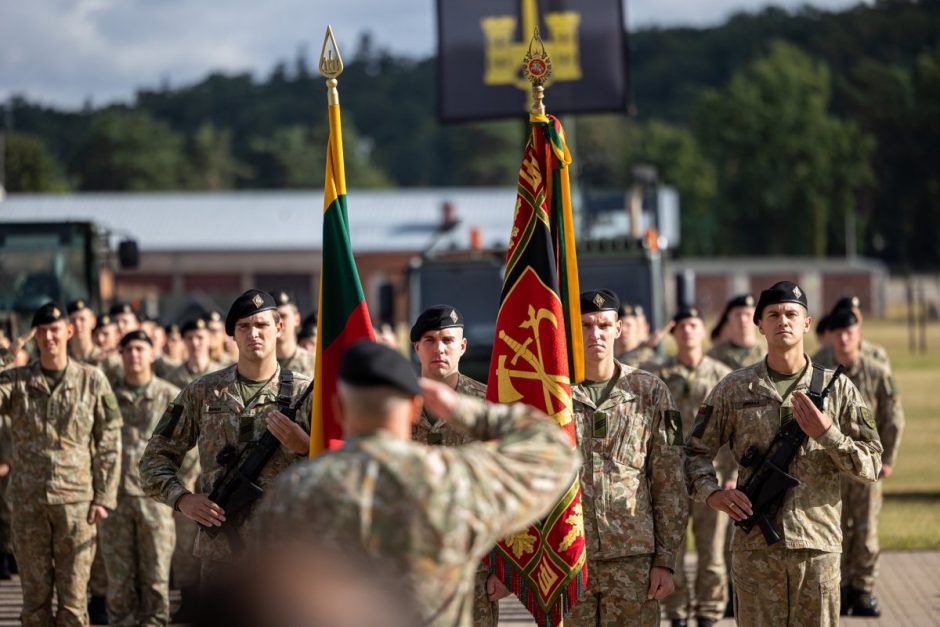 Įvairiuose šalies miestuose prisiekė 900 šauktinių karių